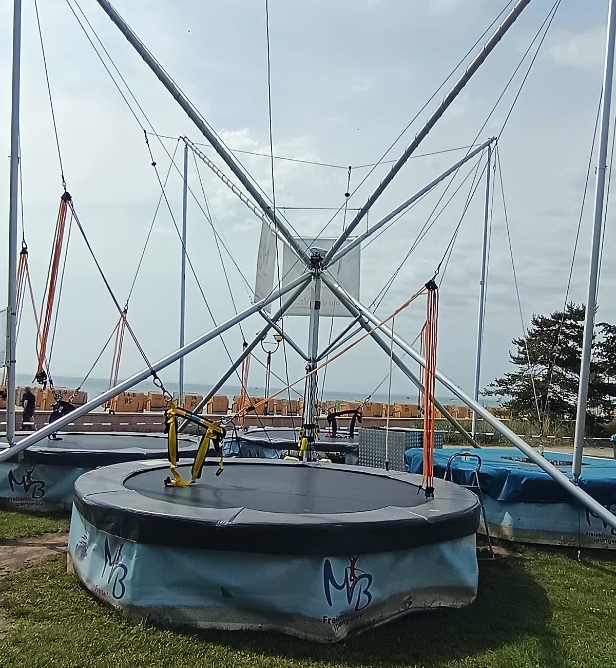 Trampolin mit MB-Logo und Sicherungsgurt unter dem Gestell